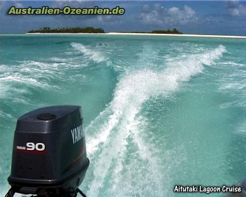 Fahrwasser des Motorbootes in der türkisen Lagune von Aitutaki