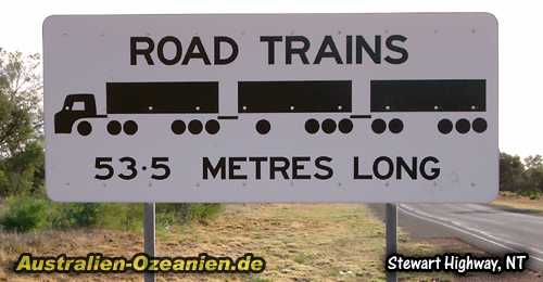 Straßenschild "Road Trains"