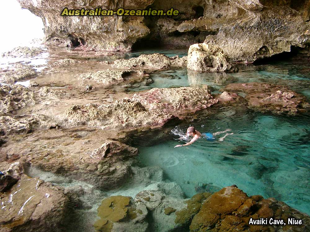 Schwimmer im klaren Wasser der Avaiki Cave