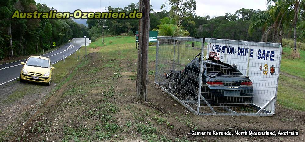 Autowrack im Käfig am Straßenrand