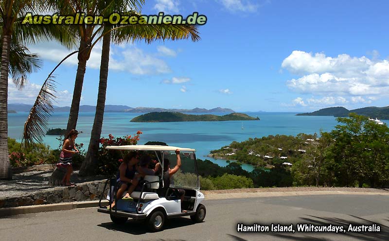 Urlauber im Golfauto, imposanter Ausblick über die Whitsunday Islands