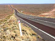 endlose Straße im Outback Südaustraliens