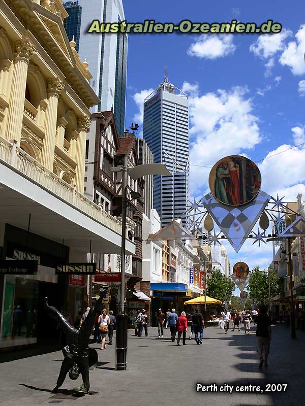 Passanten in einer Fußgängerzone von Perth