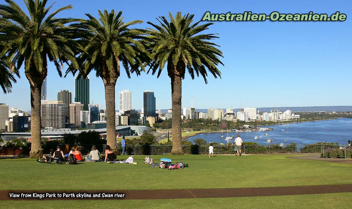 Blick vom Kings Park hinüber zur Skyline von Perth und hinunter zum Swan River