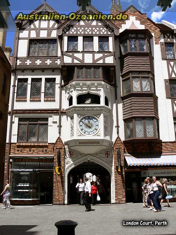 mittelalterliche Fassade als Eingang zur Shopping Mall
