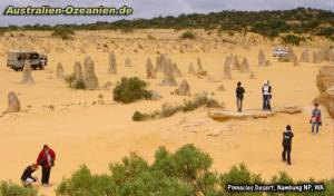 Pinnacles Desert mit Touristen